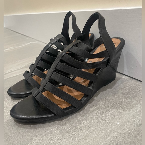 Strappy wedge heel with leather uppers and lining. - Picture 2 of 2